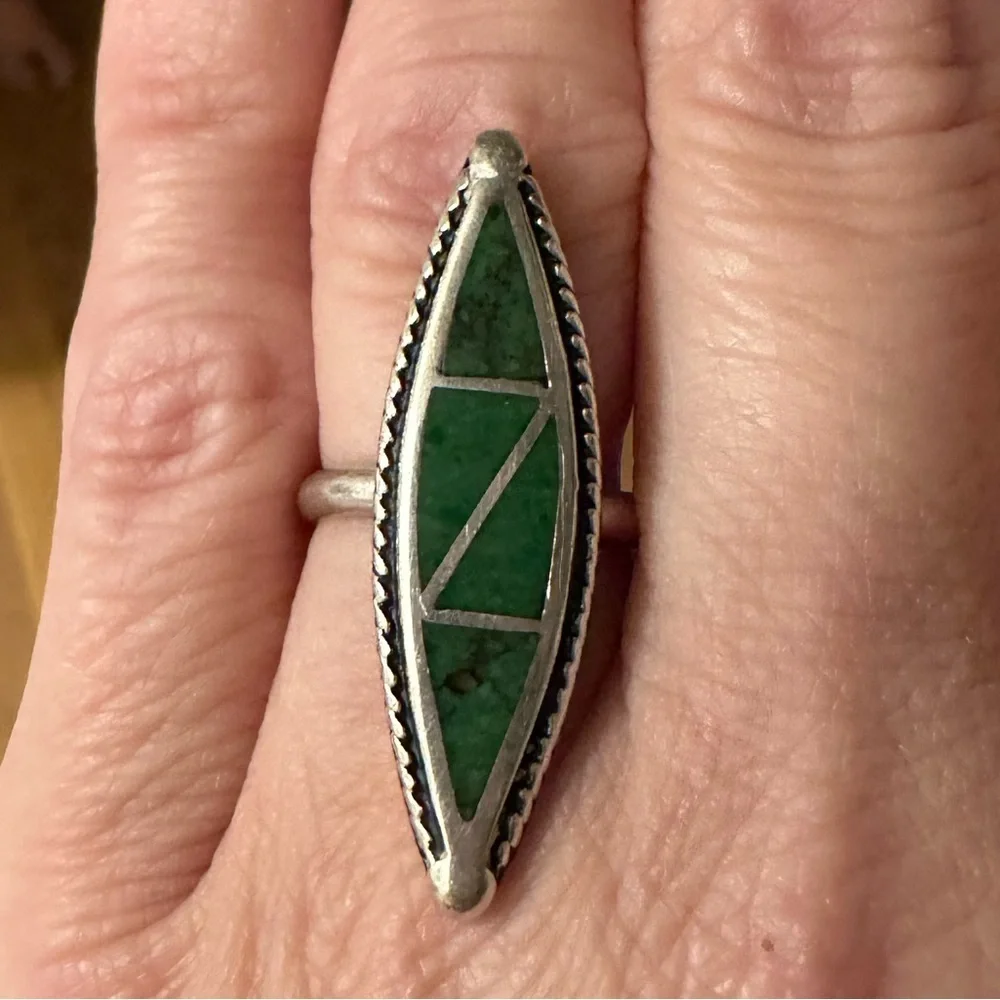 Native American vintage 925 sterling silver and inlaid malachite Zuni Ring